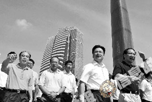昨日,市长万庆良(右二)对广州市新中轴线的建设进行调研。记者 黄亦民 摄 昨日,市长万庆良(右二)对广州市新中轴线的建设进行调研。记者 黄亦民 摄