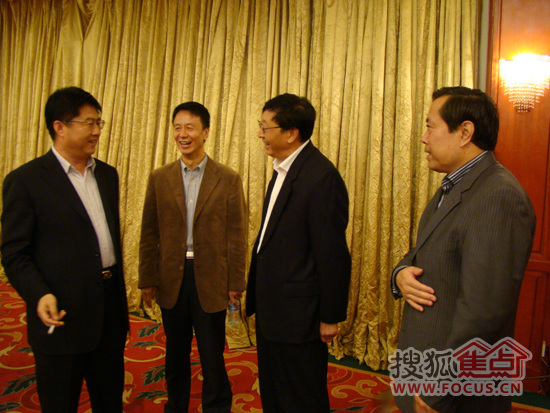 领导在酒会上愉快交谈 领导在酒会上愉快交谈