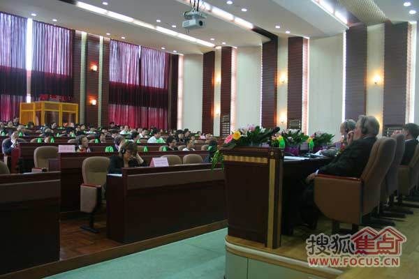 (发布会上嘉宾与企业代表认真听讲) 发布会上山东惠发食品股份有限公司和法国盖了特真空包装有限公司分别代表中外食品企业发言。中外肉类、酒类、加工设备、海产品等生产和经销企业进行了对接洽谈,取得交流合作的成功。