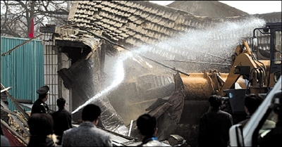 2009年3月20日，朝阳法院联合城管等部门对十八里店乡一钉子户进行强拆。资料图片 本报记者 王苡萱 摄