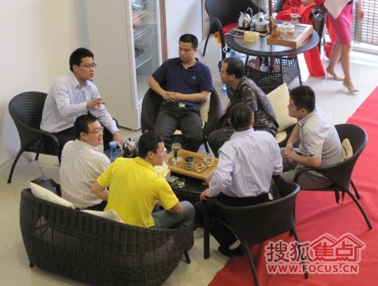 新售楼处内客户与销售喝茶畅谈
