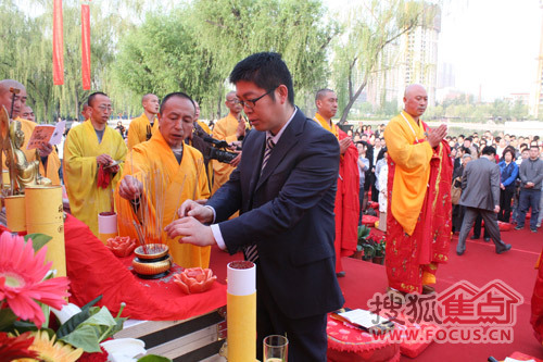 太原万达广场营销副总王文澜进行祭祀太原万达广场总经理程绍华进行