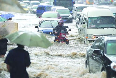 全国各地持续强降雨 江湖告急