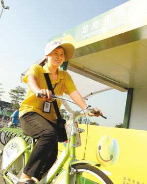 志愿者率先试骑公共自行车 志愿者率先试骑公共自行车