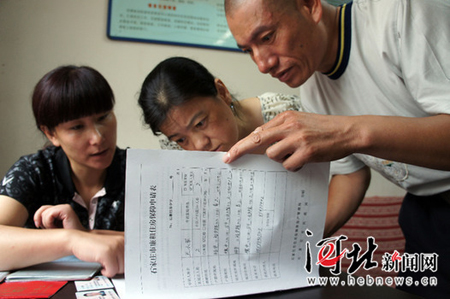 青三居委会干部宋瑞霞为住房困难户王小军夫妇介绍申请廉租住房保障的有关程序(图片来源:河北新闻网) 青三居委会干部宋瑞霞为住房困难户王小军夫妇介绍申请廉租住房保障的有关程序(图片来源:河北新闻网)