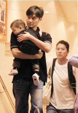 街拍明星三口之家出行 王菲母女气场强刘涛夫妇超甜蜜