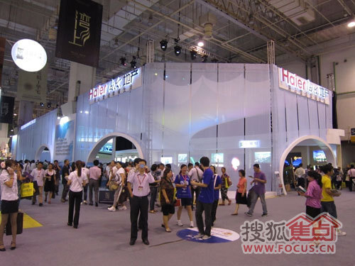 海尔展厅以白色基调为主，品牌气质卓现