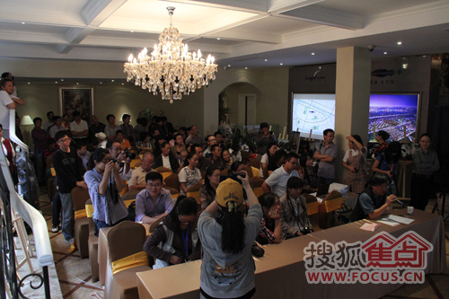 龙湖地产董事长_龙湖地产 收入(2)