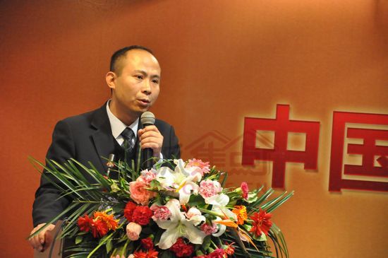 建行理财中心主任唐亮发表讲话