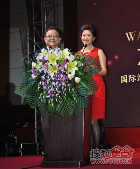  特邀著名主持人王刚同大连电视台主持人于洋一同担任司仪