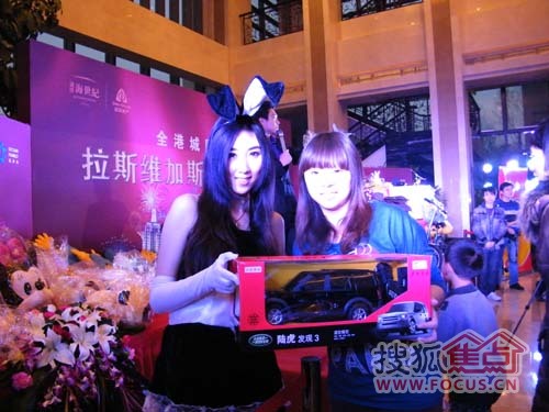 美女以高价拍得遥控飞机