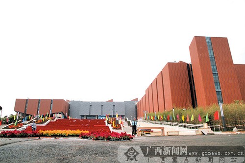 广西规划馆橘色的“外衣”是经过精心设计的。