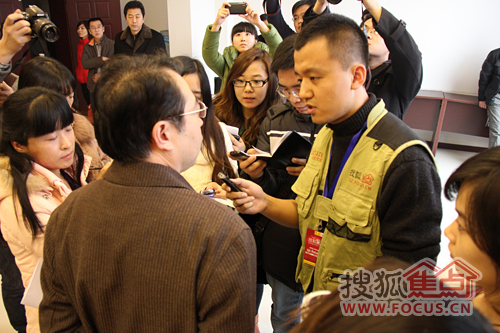 愤然离去的房企代表接受搜狐焦点网等媒体的联合采访