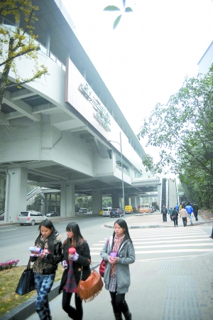轻轨3号线二塘站旁边是重庆交通大学. 重庆晨报记者 李斌 摄
