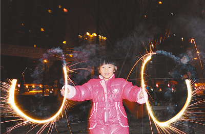 1月23日,重庆市吴佑小朋友在小区放鞭炮庆贺龙年春节的到来.