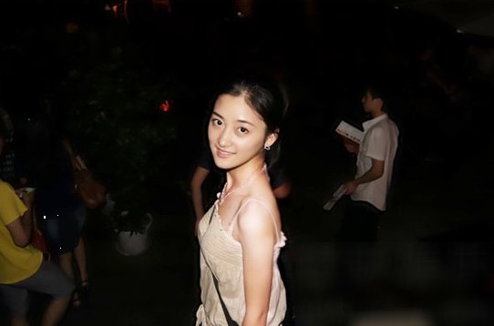 春晚小宫女肖婷佳走红遭人肉清纯家居照曝光