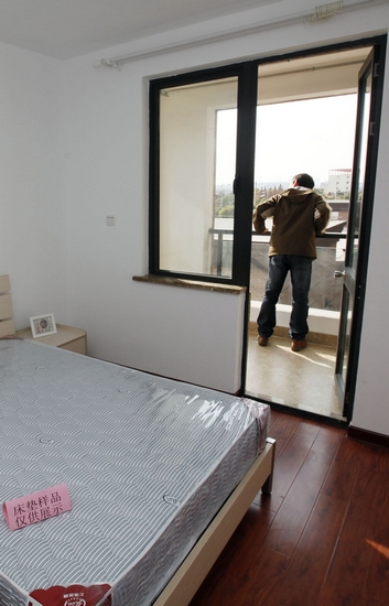2011年12月30日,新江湾尚景园,看房者实地查看公租房.