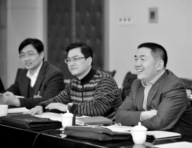 2月11日，出席省政协十届五次会议的委员们在讨论《政府工作报告