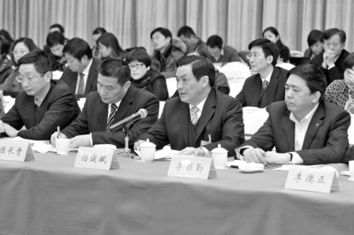 2月11日，参加省十一届人大五次会议的代表分组审议《政府工作报