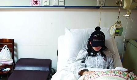  刘诗诗在病床上一边输液一边玩ipad,养病还算轻松