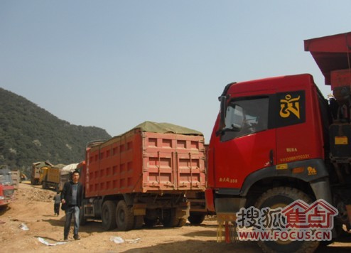 花果园五里冲工地探营 土石方运输驾驶员喜忧