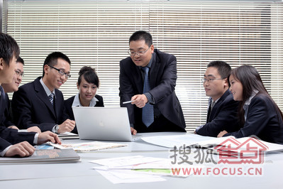 双虎家私董事长尹显建先生与研发团队一起