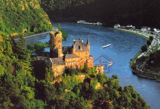 新天鹅堡和霍恩施望高城堡德国位于欧洲西部,东邻波兰,捷克,南接