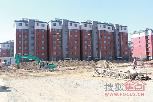 昭华锦城已经完成外装修的一期楼群