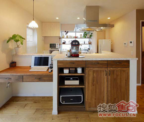 原木地板小家厨房 变身经典厨具“藏”经阁