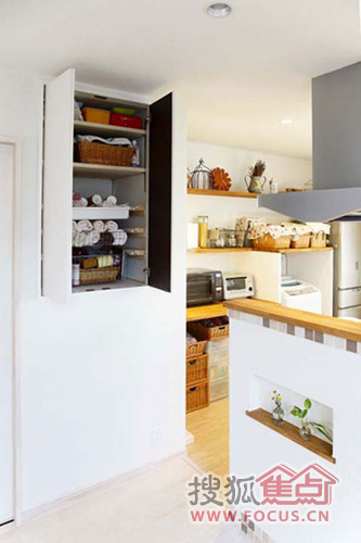 原木地板小家厨房 变身经典厨具“藏”经阁