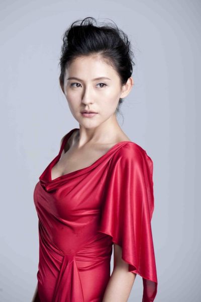 新人演员热依扎凭借最近火爆荧屏的电视剧《甄嬛传》中的叶澜