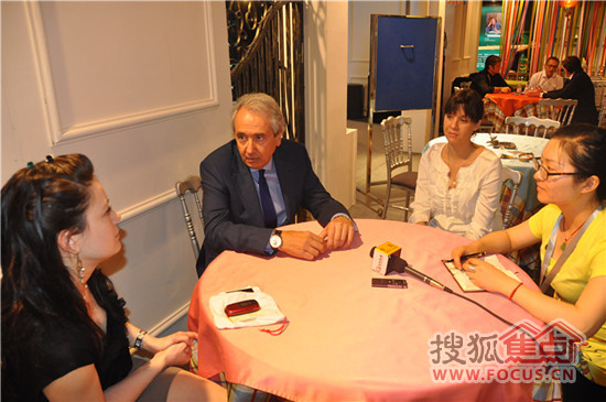 搜狐家居采访ROBERTO CAVALLI HOME INTERIORS 驻中国代表Antonio Munafo先生（左二）和品牌经理ANNA RUSCONI女士（左三）