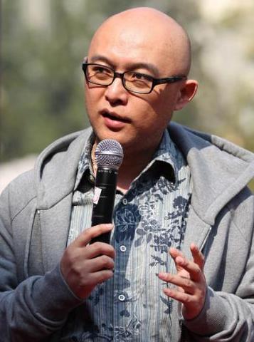 传言孟非与前妻离婚后,于2008年5月8号与小璐结婚.