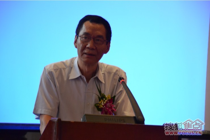 吴一岳会长做全省建材行业发展形势分析和协会工作报告