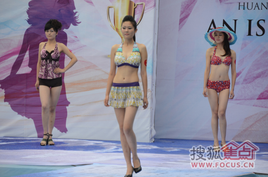 现场佳丽泳装展示 总决赛间隙,金色童年幼儿园小朋友们表演了一段《爱我你就抱抱我》的精彩舞蹈,小朋友们可爱的表情与舞姿,引起了现场观众的热烈掌声。 经过现场评委的专业评判,现场共有12位佳丽获得了本届大赛的各项大奖。佳丽们近1个月的积极努力与精彩表现,终于在这一刻获得的肯定,并荣获了属于自己的奖项,恭喜她们!