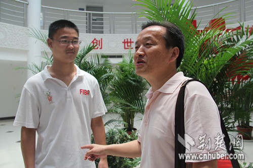 武汉市理科状元之一余洋和班主任肖普森老师在一起