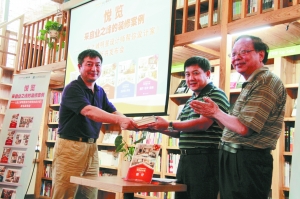 在7月5日的新书发布会上，辽宁科学技术出版社副社长符宁（左一）
