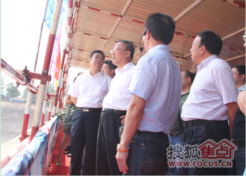 鑫顺集团董事长和中铁建设集团负责人向姜市长汇报项目工程进展