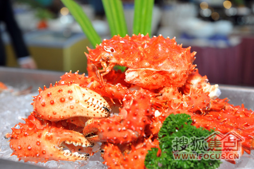 为来宾们烹饪皇帝蟹,烟熏带子,象拔蚌仔等纯正澳洲美食,巨大而威武的