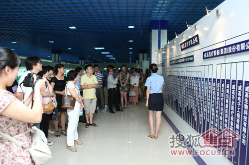 参观威高集团展厅 参观威高集团展厅