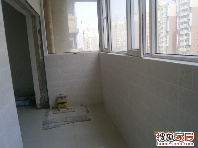 白色,地砖颜色没有拍出来; 进门左手边厨房过门石,大地砖是高清图片