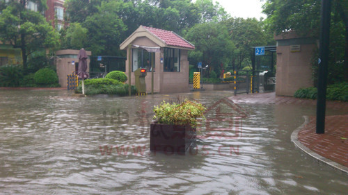 暴雨现“短板”锡城多处小区商铺被淹