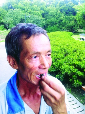 常州一园丁大爷生吃竹象鼻虫 称又脆又香甜(图)