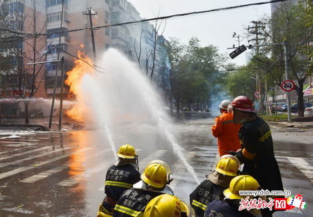 组图:石家庄一天燃气管道泄漏爆炸 火苗窜6层楼高