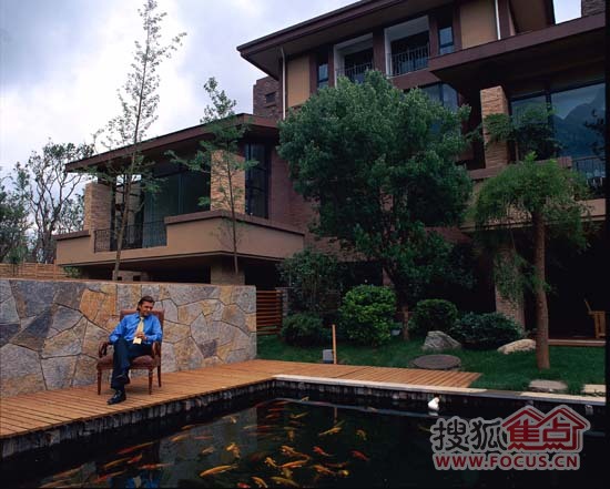 3南郡型,开盘均价仅为6080元/平米,定制溪麓房户别墅区中的露台,小遮阳棚作为阳台别墅高层图片