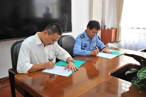 基金管委会副主任李晨(左)与空军总医院黄美良副院长(右)签约现场