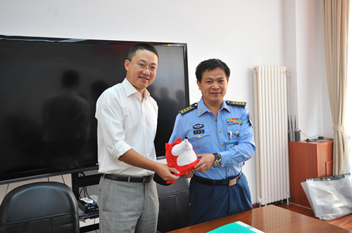 基金管委会副主任李晨(左)向黄美良副院长(右)赠送小礼物