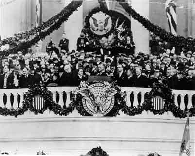 1945经济危机_严重的经济危机,使得国统区内经常爆发大规模民众游行和对抗-1945 ...(2)