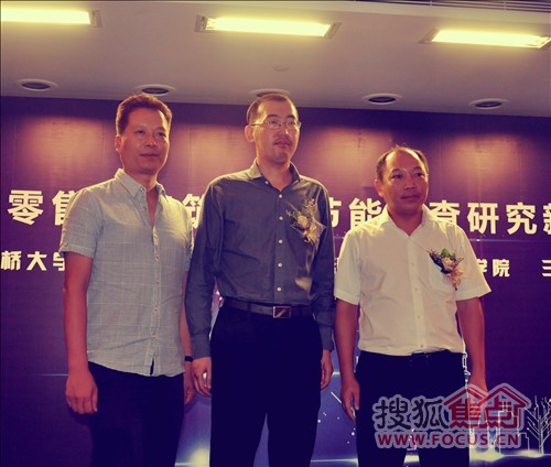 左一，三雄极光副总经理陈松辉；中间，清华大学建筑学院博士，张昕；右一，三雄极光总经理张宇涛