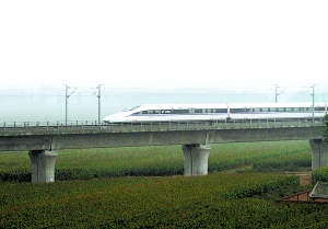 9月25日，在“探听”到将有高速列车在我市境内试车通过的情报后，记者经多方寻找，在高铁沿线附近一处楼房顶部“埋伏”。下午五点多随着一声短暂的汽笛，那白色的车身闯入镜头并转瞬即逝。据了解，当时的车速达到了300公里/小时。